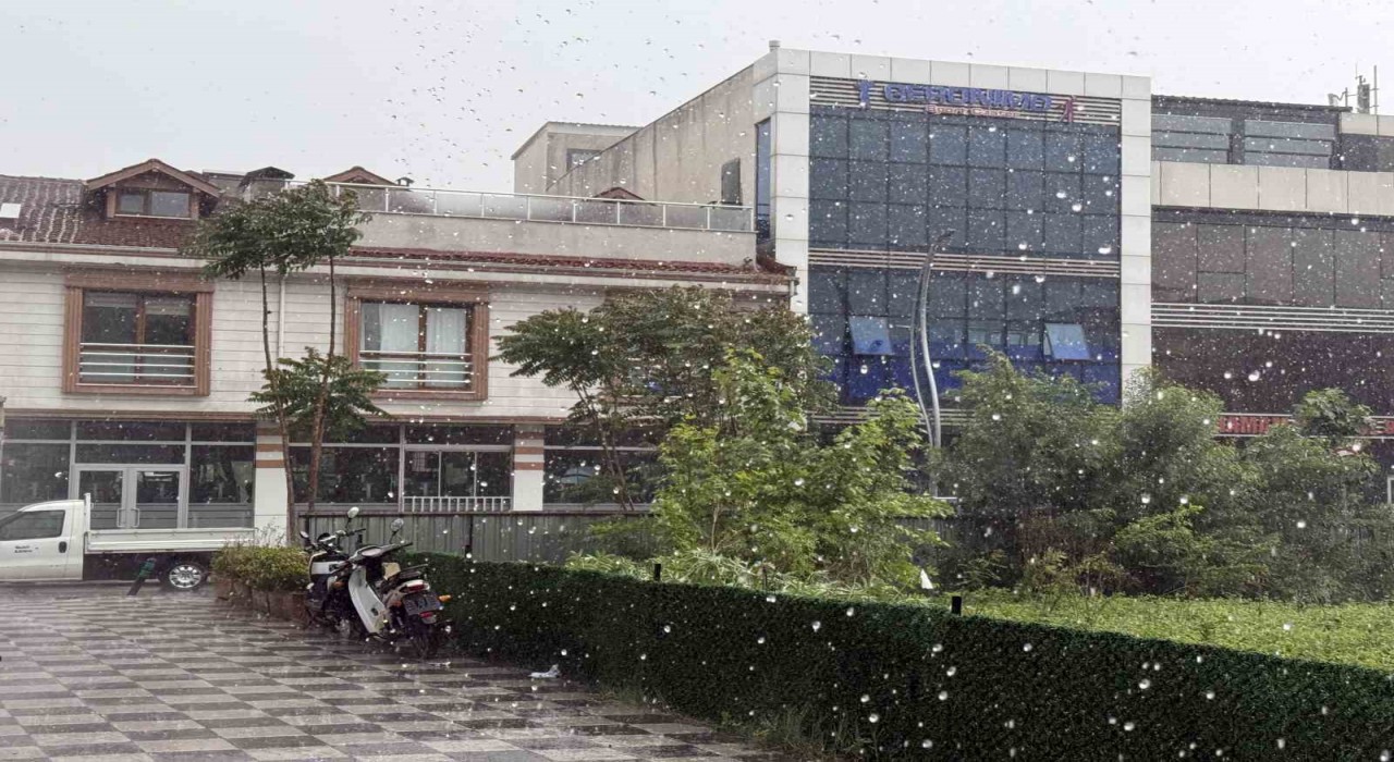 Sakaryada sağanak, dolu ve fırtına aynı anda etkili oldu