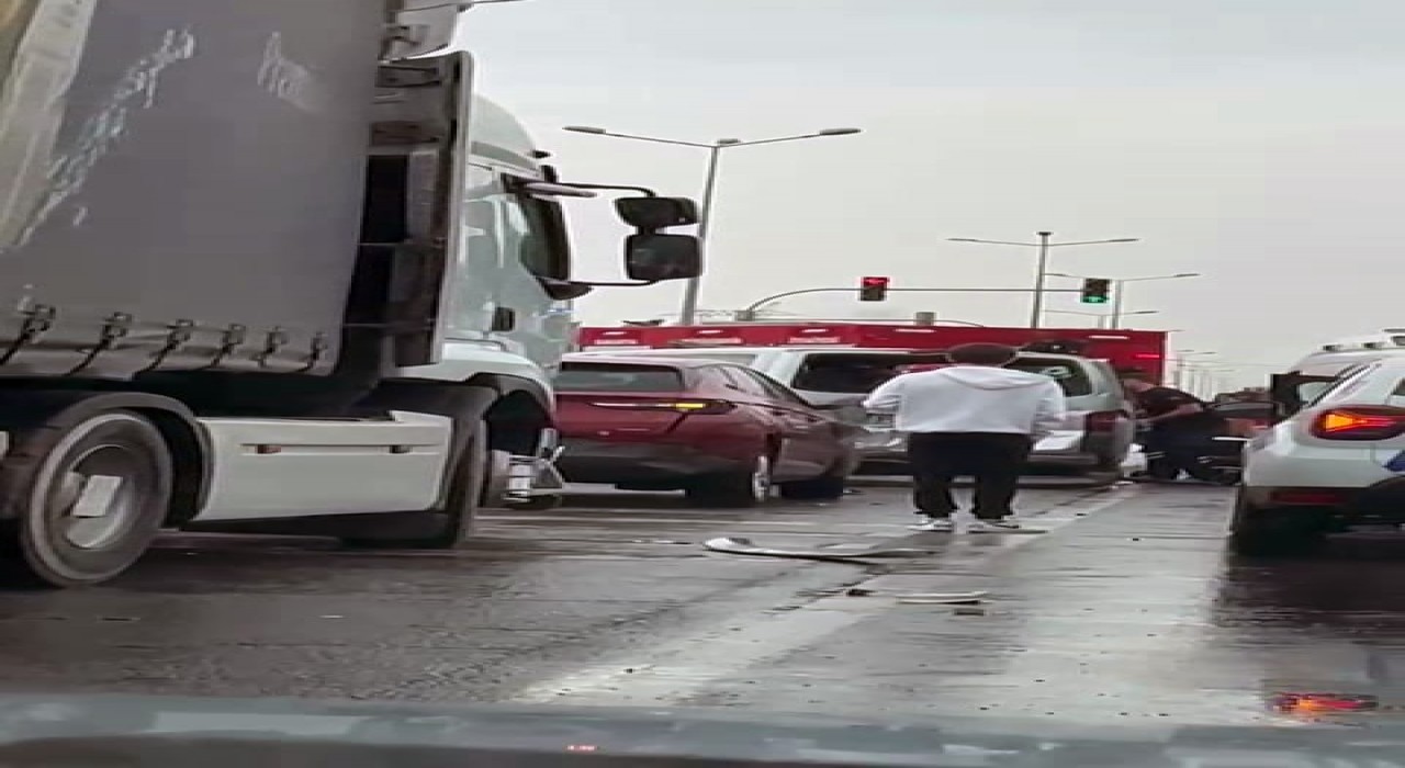 Sakaryada SUV tarzı araç ile minibüs çarpıştı: 1 yaralı