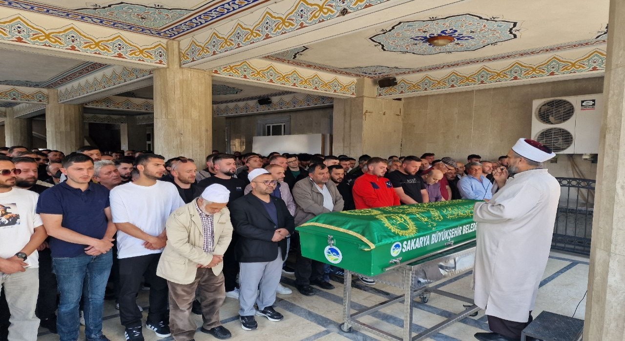 Sakaryadaki feci kazada hayatını kaybeden genç sürücü toprağa verildi