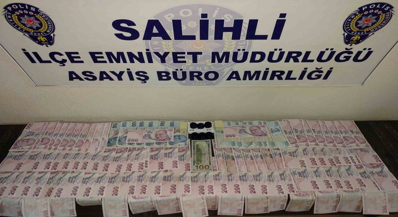 Salihlide aranan şahıslar kumar oynarken yakaladı