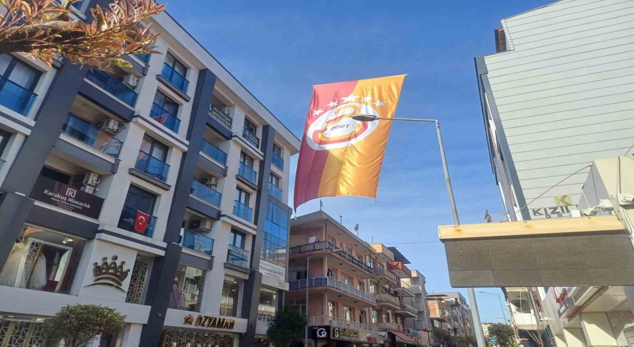 Salihlide caddelere Galatasaray bayrakları asıldı