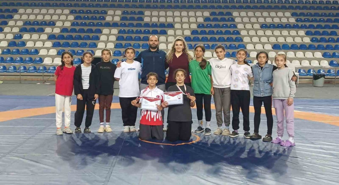Salihlili güreşçiler, Rizeden madalyalarla döndü