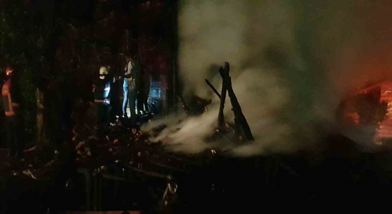 Samanlıkta başlayan yangın ahşap eve sıçradı