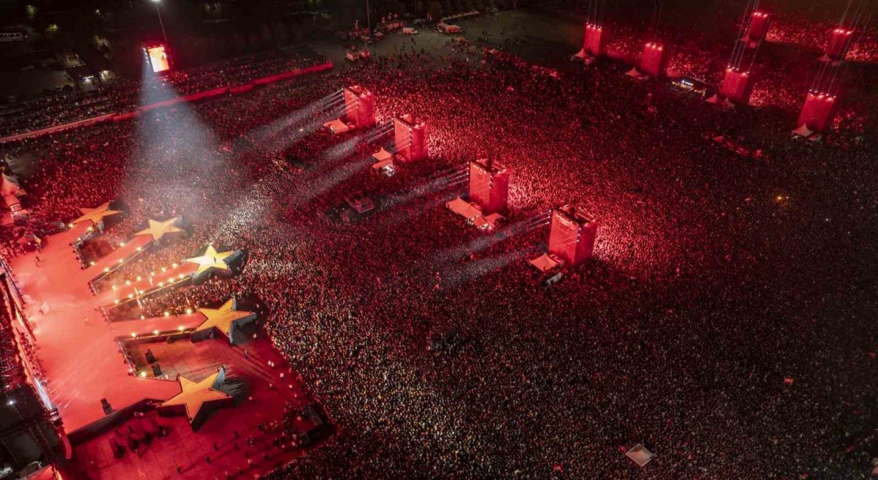 Şampiyon Galatasaray, kupasını Yenikapıda aldı