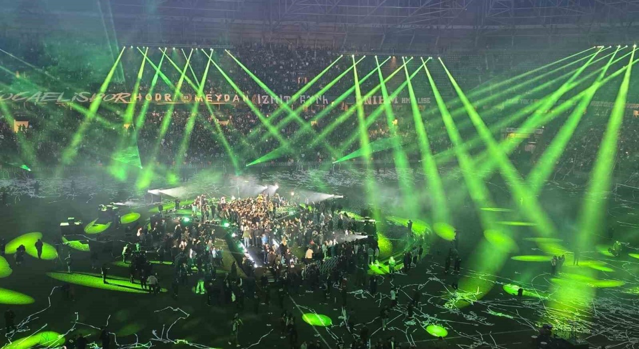 Şampiyon Kocaelispor kupasını binlerce taraftarı önünde kaldırdı