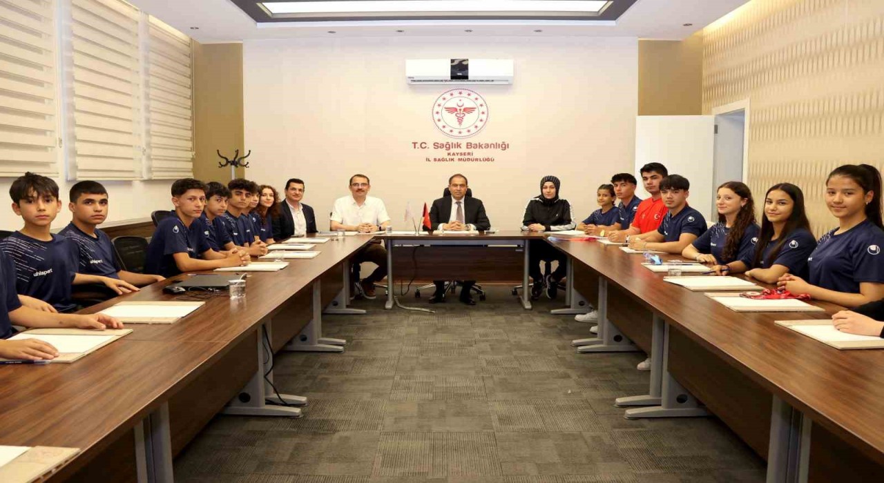 Şampiyon sporculardan İl Sağlık Müdürü Erşana ziyaret