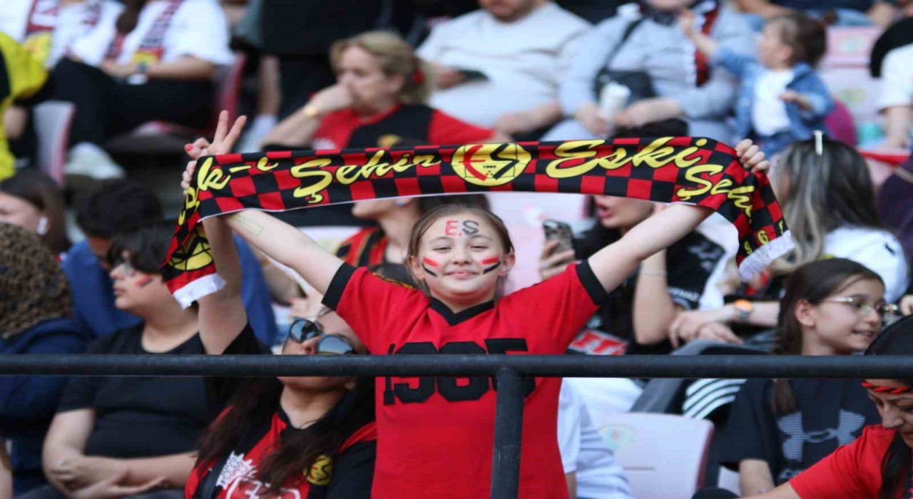 Şampiyonluğunu stadında kutlayan Eskişehirspor taraftarından siyah-kırmızı manzaralar