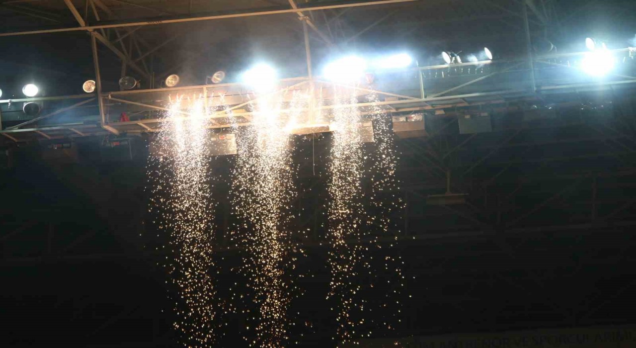 Şampiyonluk Gecesi kutlamalarında taraftar kıvılcımlar içinde kaldı