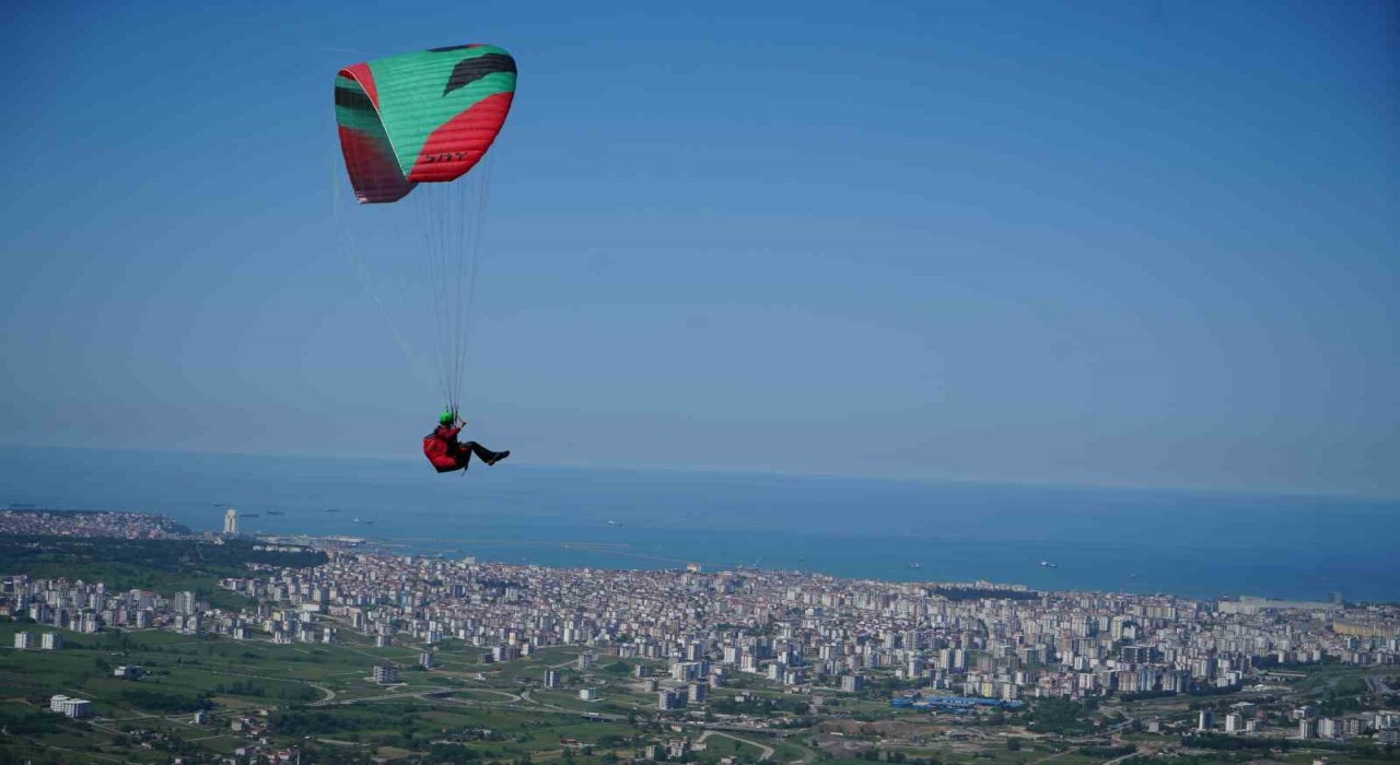 Samsun semaları yamaç paraşütleri ile şenlendi