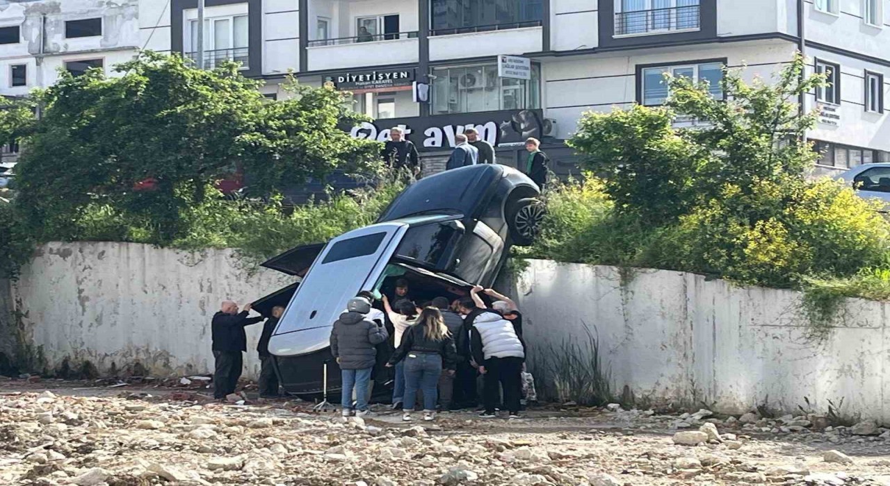 Samsunda lüks cip istinat duvarından düştü: 2 yaralı