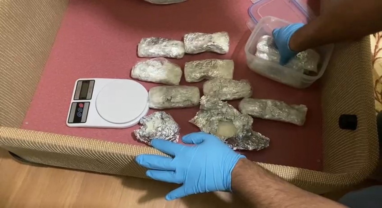 Samsunda polis evdeki baza altında 1 kilo 350 gram metamfetamin ele geçirdi