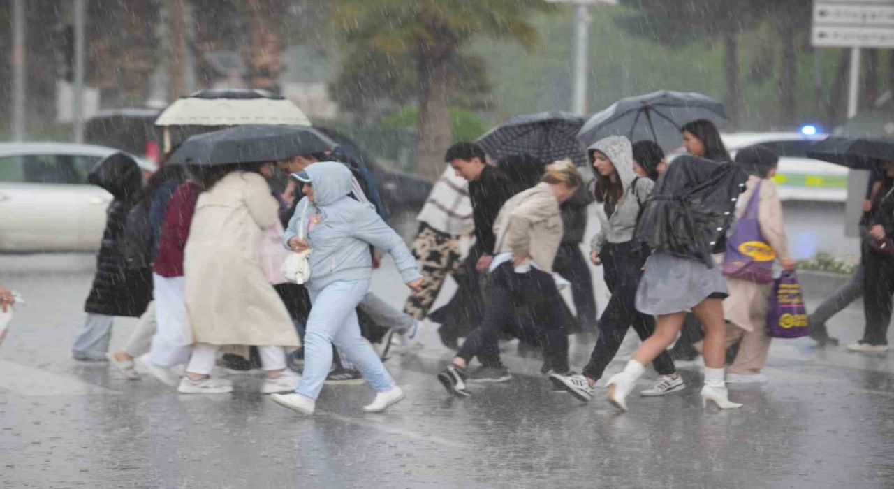 Samsunda sağanak yağmur ve dolu hayatı olumsuz etkiledi