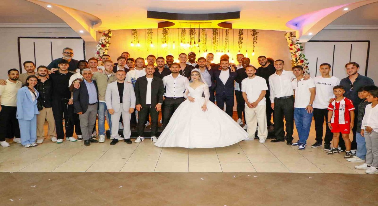 Samsunsporlu futbolcu dünya evine girdi: Takım arkadaşları yalnız bırakmadı