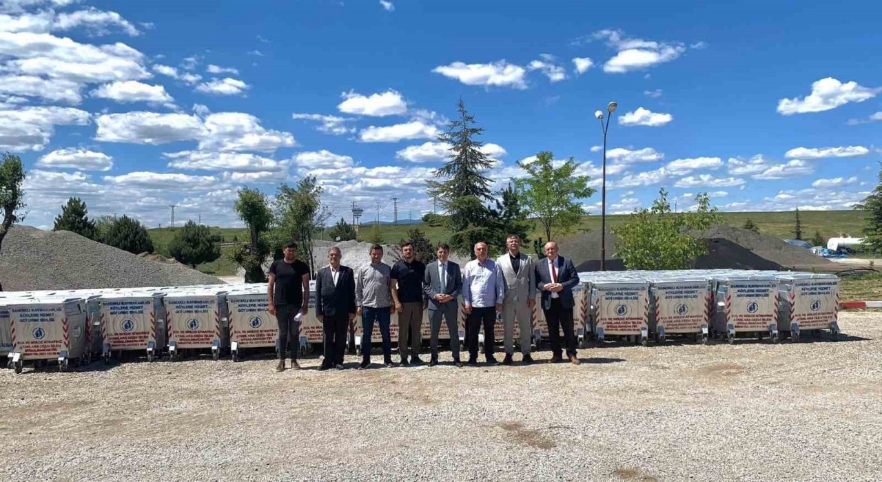 Sandıklıda çöp konteyneri dağıtımı yapıldı