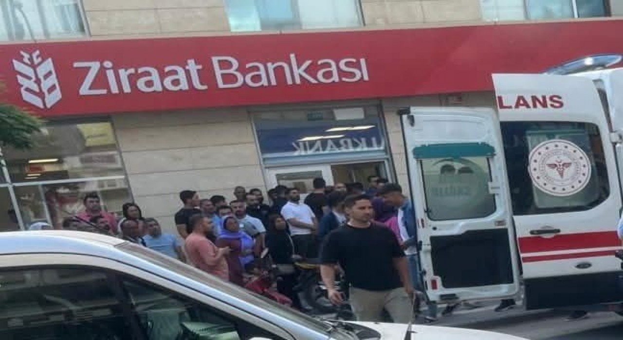 Şanlıurfada bankada korku dolu anlar: Bıçak çekip paraları alan şahsı polis yakaladı