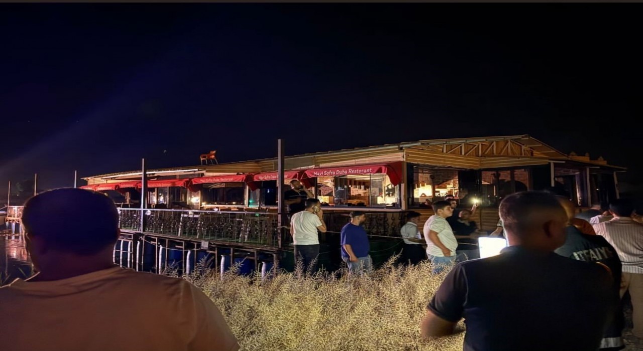 Şanlıurfada halatları kopan duba restoran müşterilerle birlikte Fırat Nehrinde sürüklendi