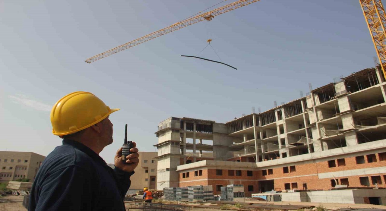 Şanlıurfada inşaat işçileri 1 Mayısta da mesaide