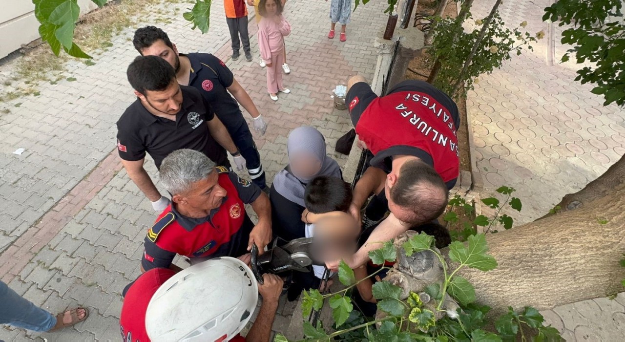 Şanlıurfada koluna demir korkuluk saplanan çocuğu itfaiye kurtardı
