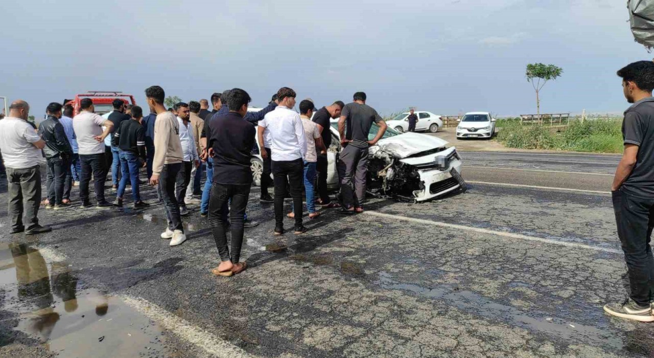 Şanlıurfada minibüs ile otomobil çarpıştı: 5 yaralı