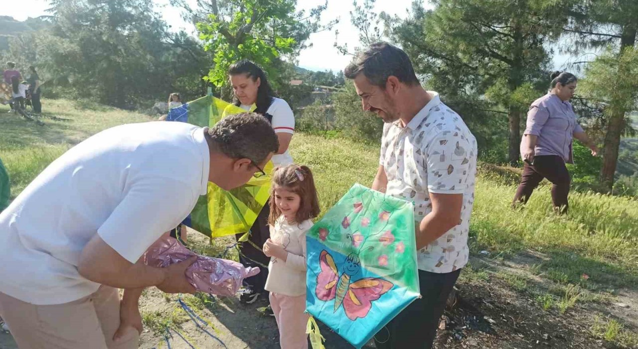 Sarıgölde gökyüzü uçurtmalarla renklendi