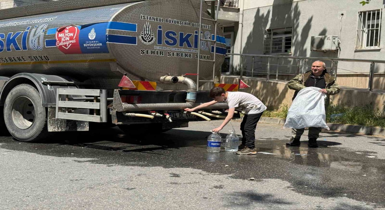 Sarıyerde çöken yol vatandaşı suyundan etti: Tankerden evlerine bidonlarla su taşıdılar