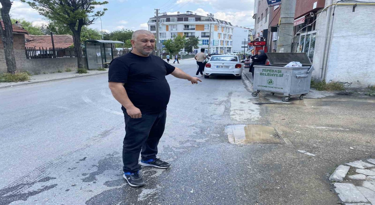 Şebeke suyu hattındaki patlak onarılmayı bekliyor