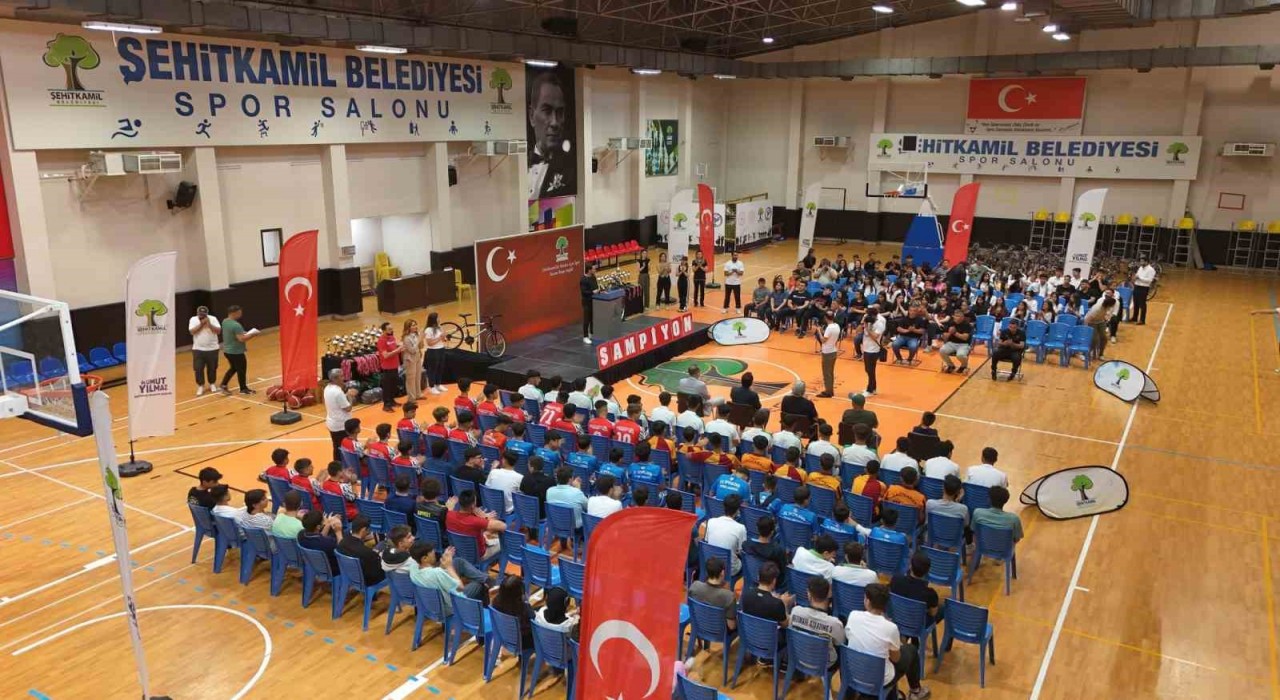 Şehitkamilde başarılı sporcular ödüllendirildi