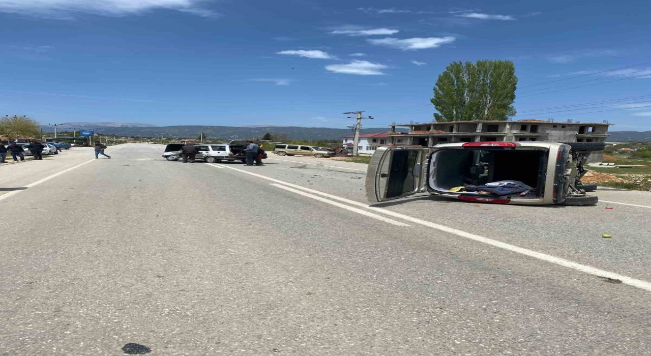 Seydikemerde trafik kazası: 5 yaralı