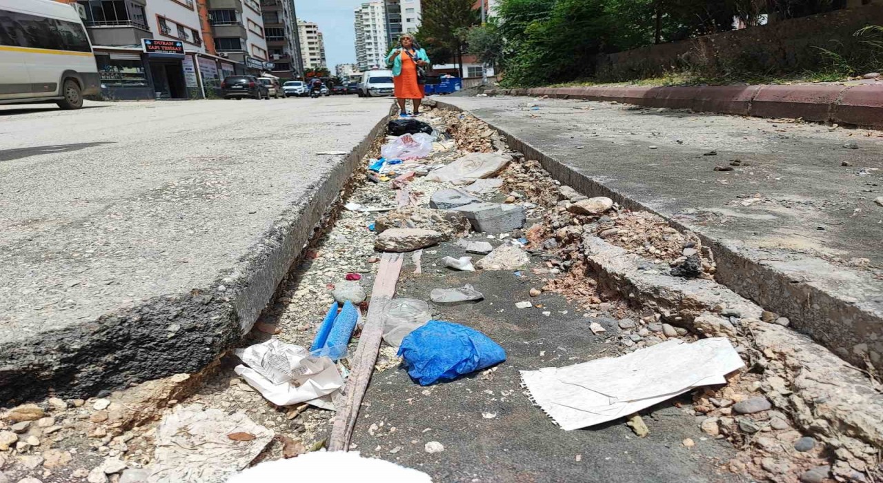 Seyhan Belediyesi yolu yapmadı, vatandaşla muhtar karşı karşıya geldi