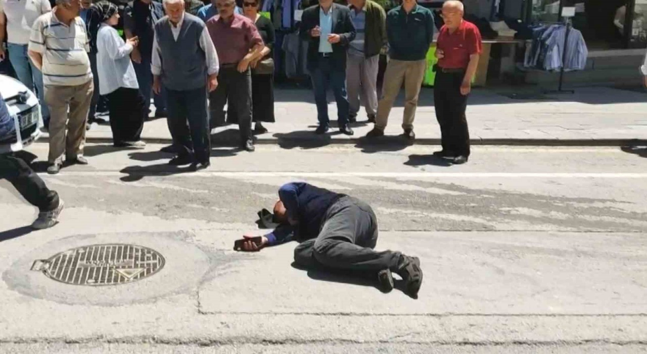 Seyir halindeki aracın önüne atladı, hastanelik oldu