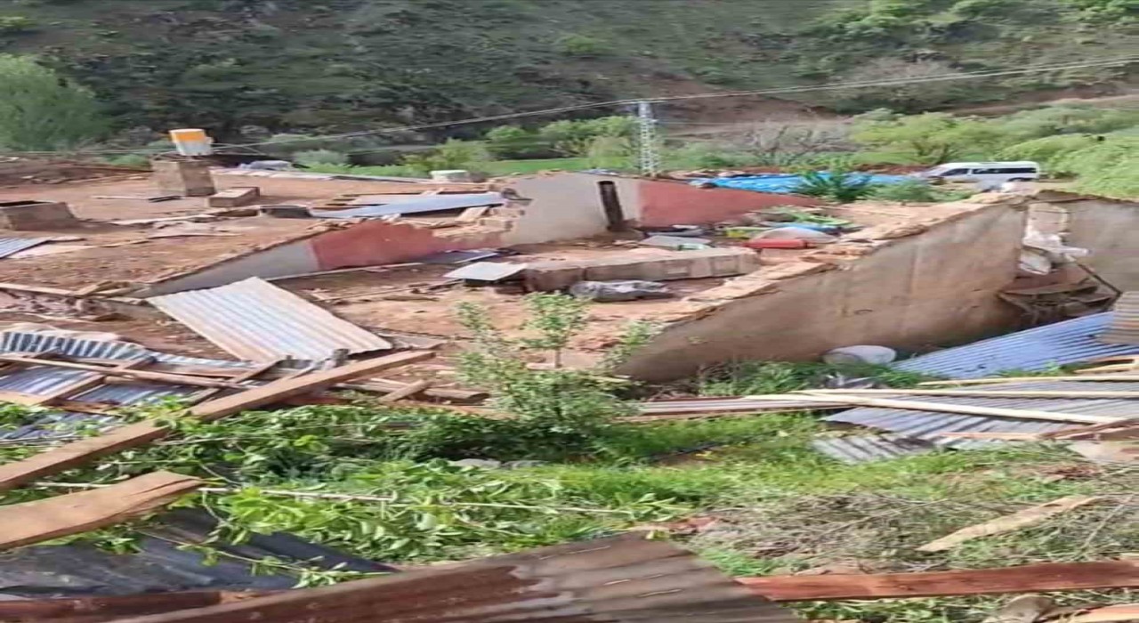 Şiddetli fırtına Şemdinlide bir köyü harabeye çevirdi