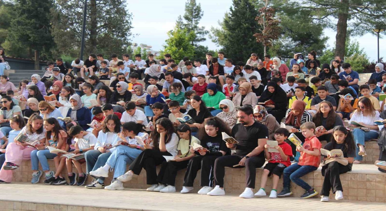 Siirtte öğrenciler ve veliler birlikte kitap okudu