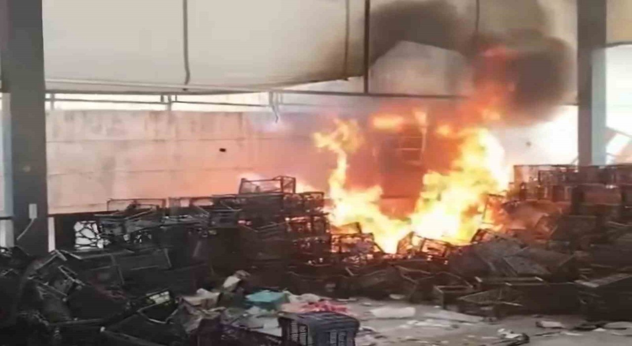 Siirtte semt pazarındaki plastik kasalar yandı