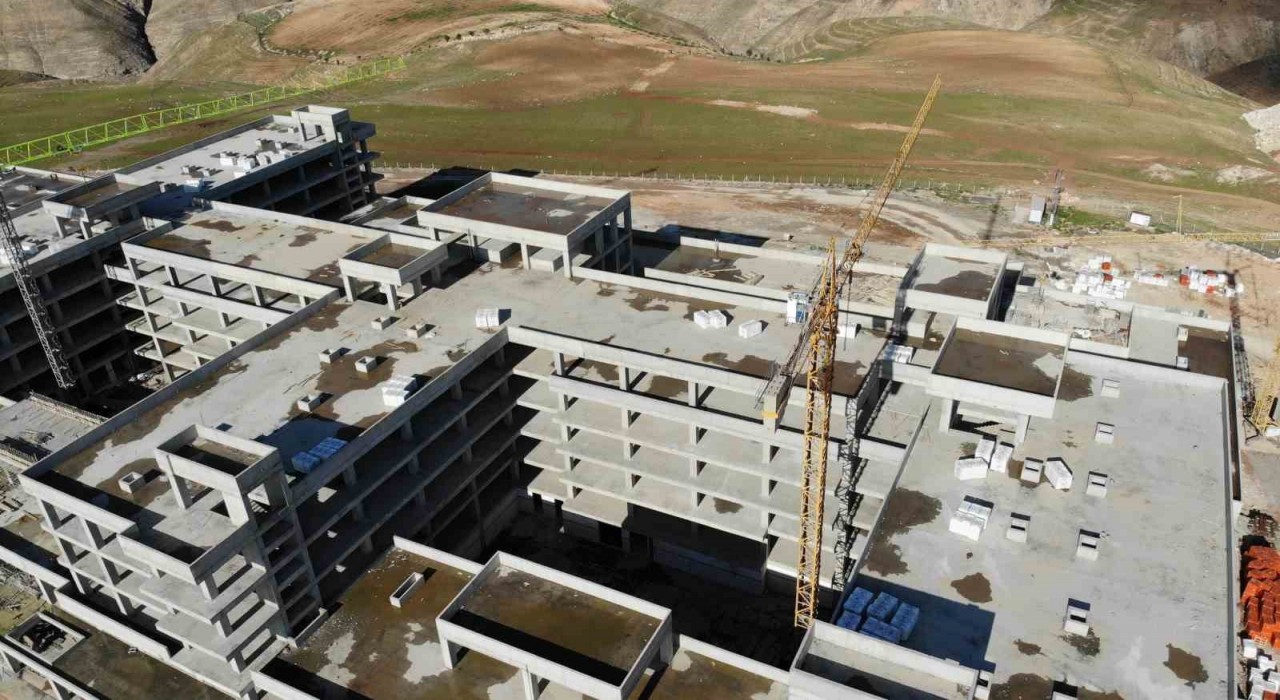 Siirtte sismik izolatörlü hastane inşaatı devam ediyor