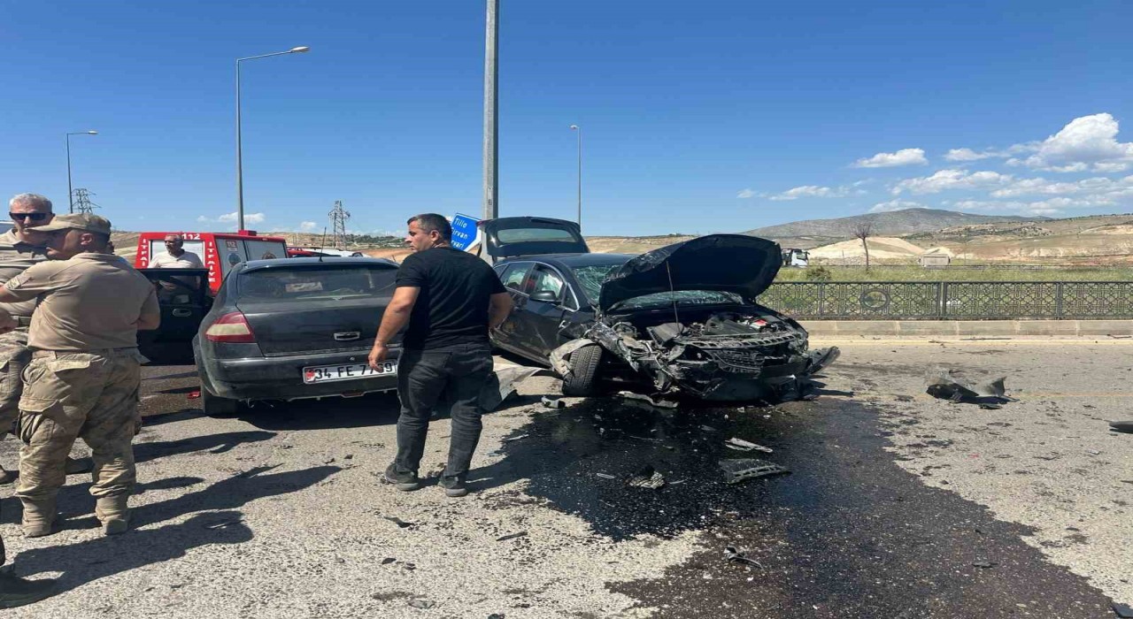 Siirtte trafik kazası: 1i ağır 4 yaralı