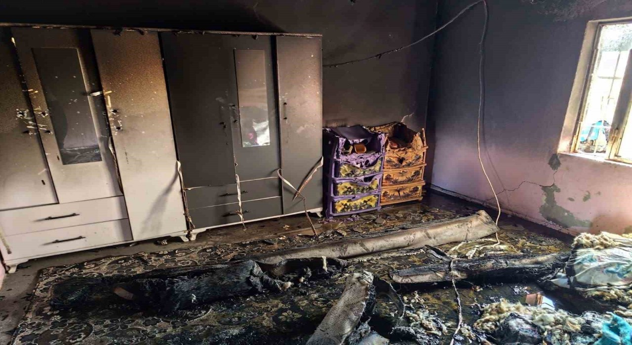 Siirtte yanan ev küle döndü