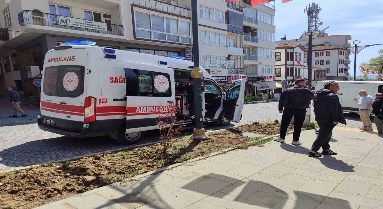 Sinopta motosiklet ile hafif ticari araç çarpıştı: 1 yaralı