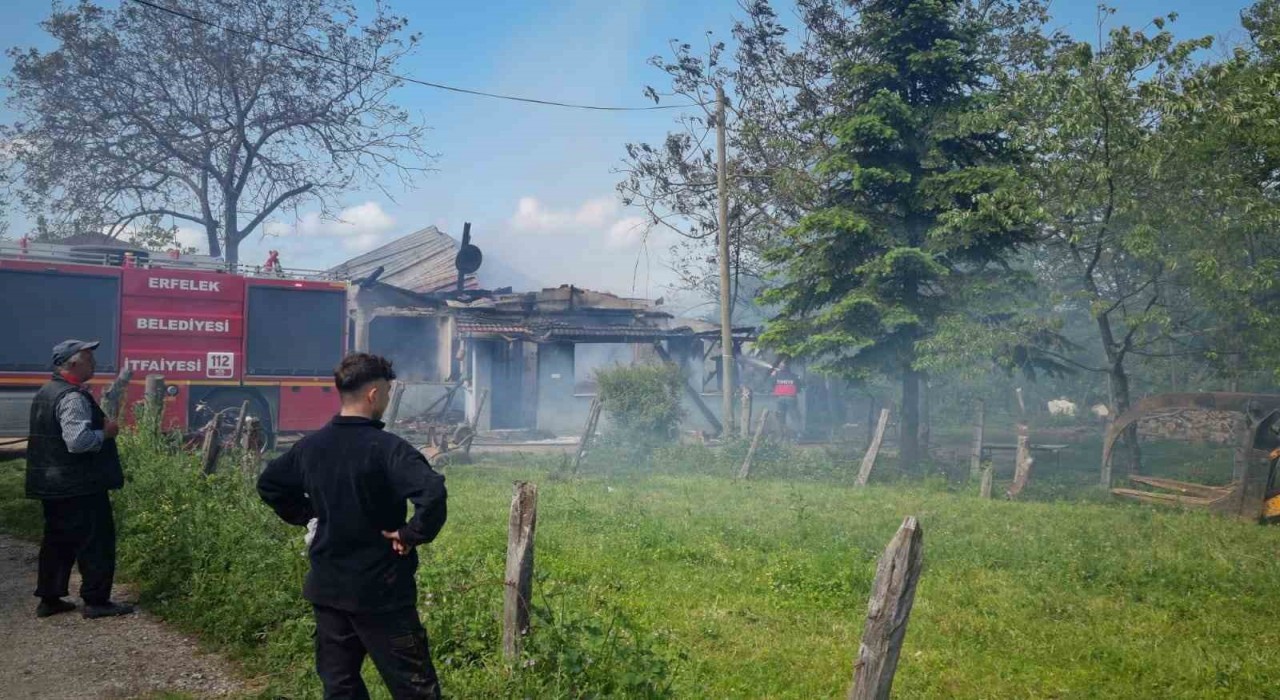 Sinopta tek katlı evde yangın
