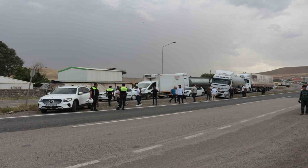 Şırnakta 6 aracın karıştığı maddi hasarlı zincirleme kaza