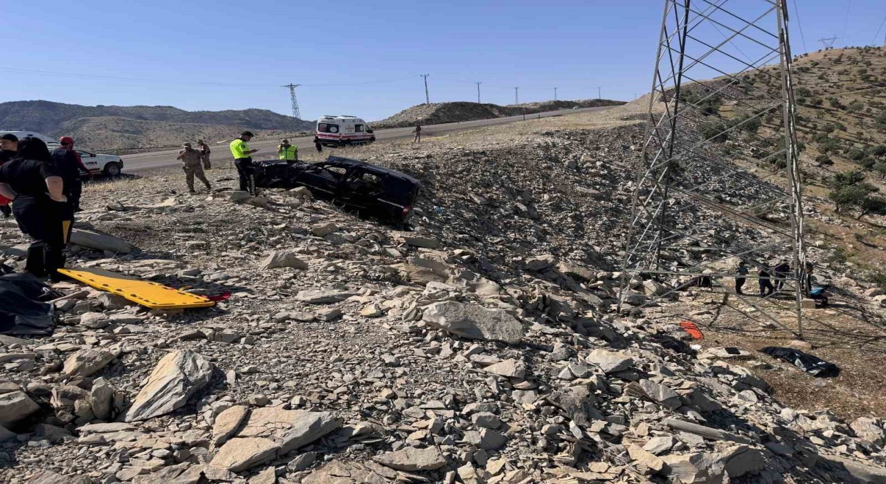 Şırnakta kamyonet şarampole devrildi: Aynı aileden 3 kişi öldü, 3 yaralı