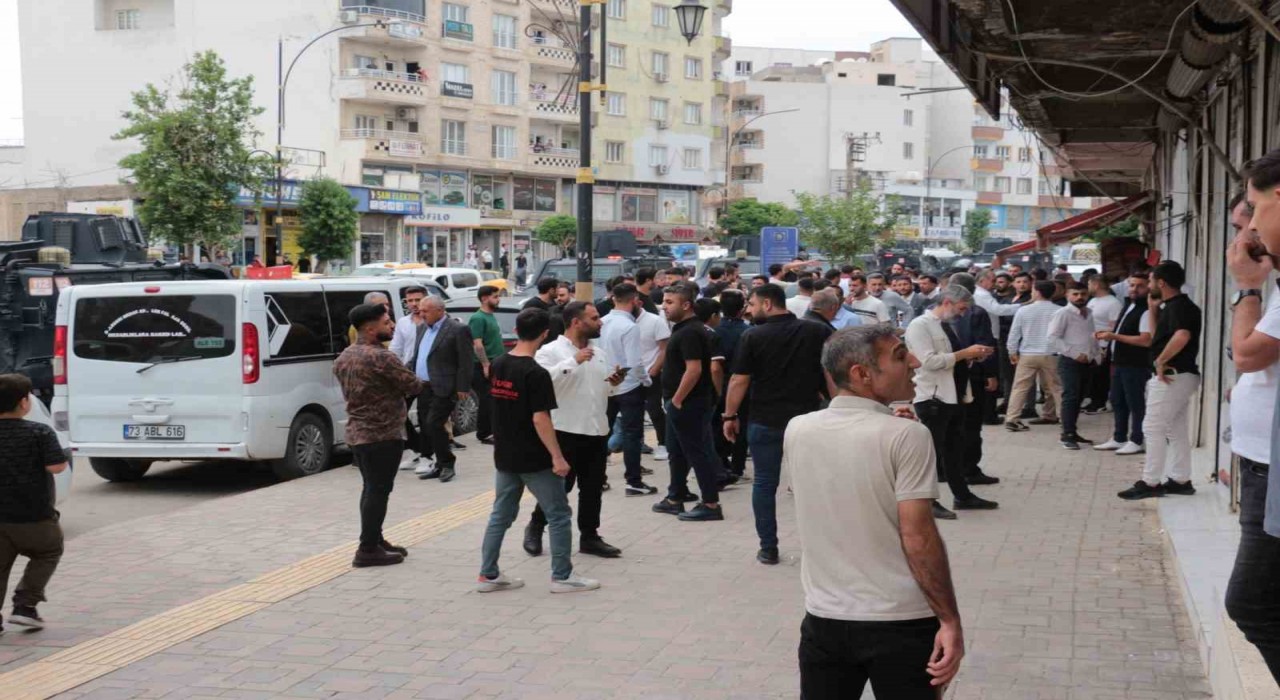 Şırnakta mahallede başlayan kavga caddeye taştı: 2 yaralı