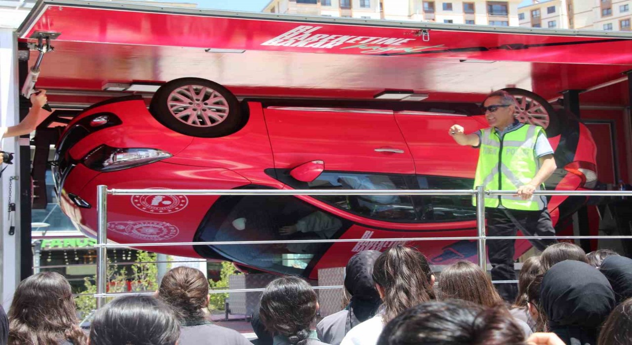 Şırnakta Mobil Trafik Eğitim Tırında uygulamalı eğitim verildi