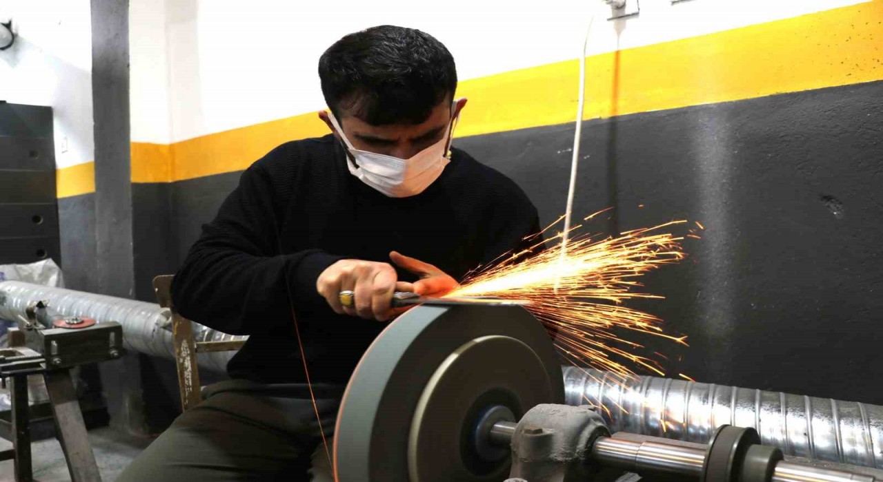 Sivasta bıçakçılar Kurban Bayramı için kolları sıvadı