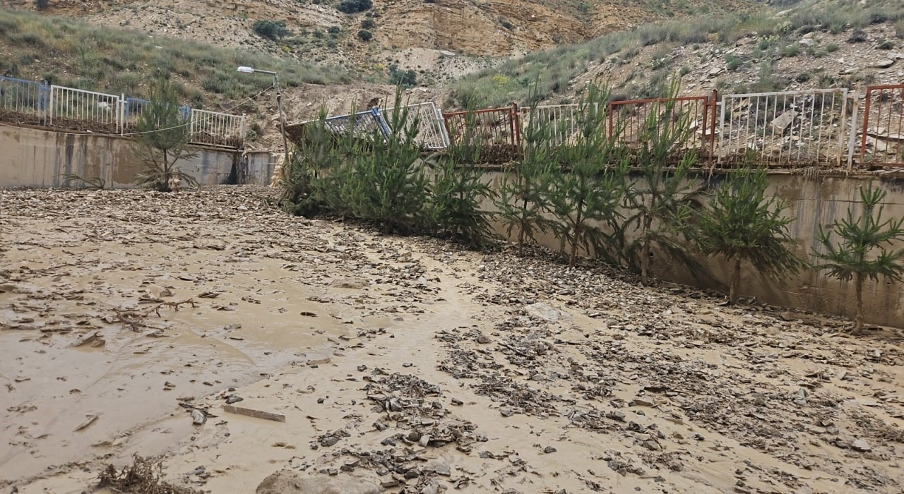 Sivasta bir anda başlayan dolu okulda hasara neden oldu