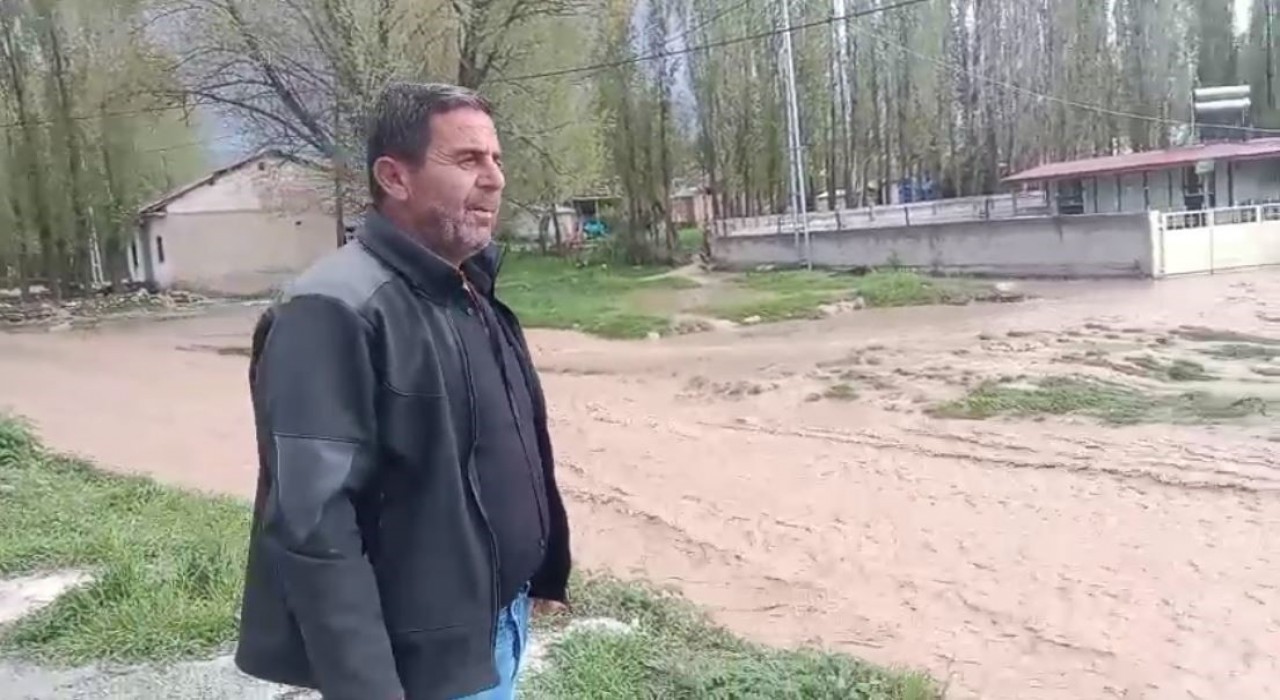 Sivasta dere taştı, köyün sokakları nehre döndü