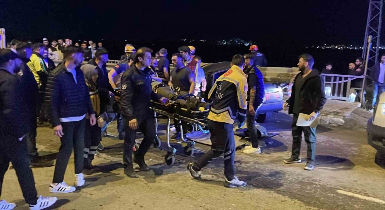 Sivasta feci kaza: Tofaş bariyere ok gibi saplandı, sürücüsü yaralandı