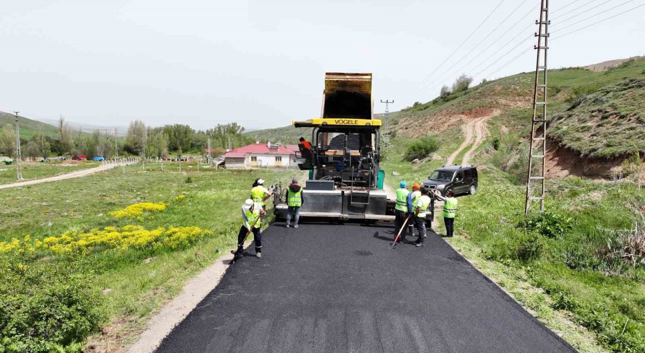 Sivasta köy yollarının standardı yükseliyor