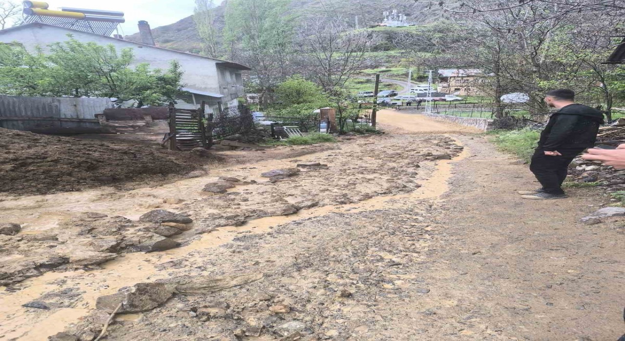 Sivasta sağanak sonrasında ahır, sel sularına teslim oldu