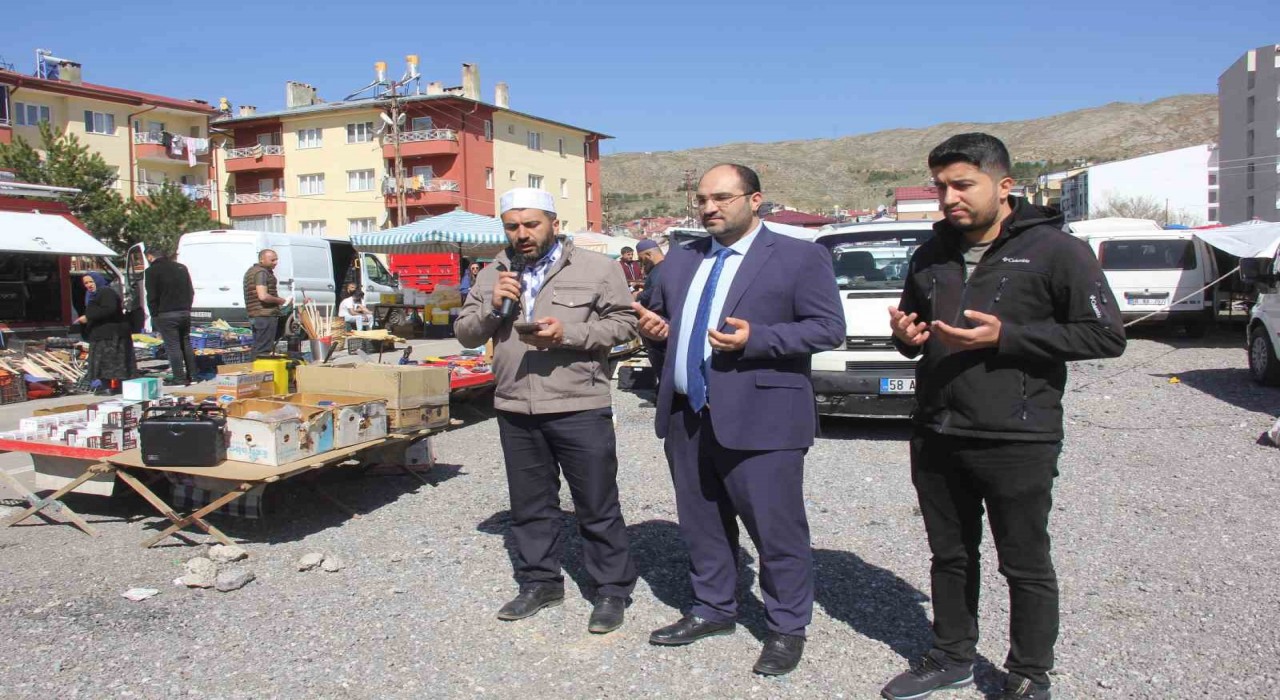 Sivasta semt pazarında her hafta alış-veriş dualarla başlıyor