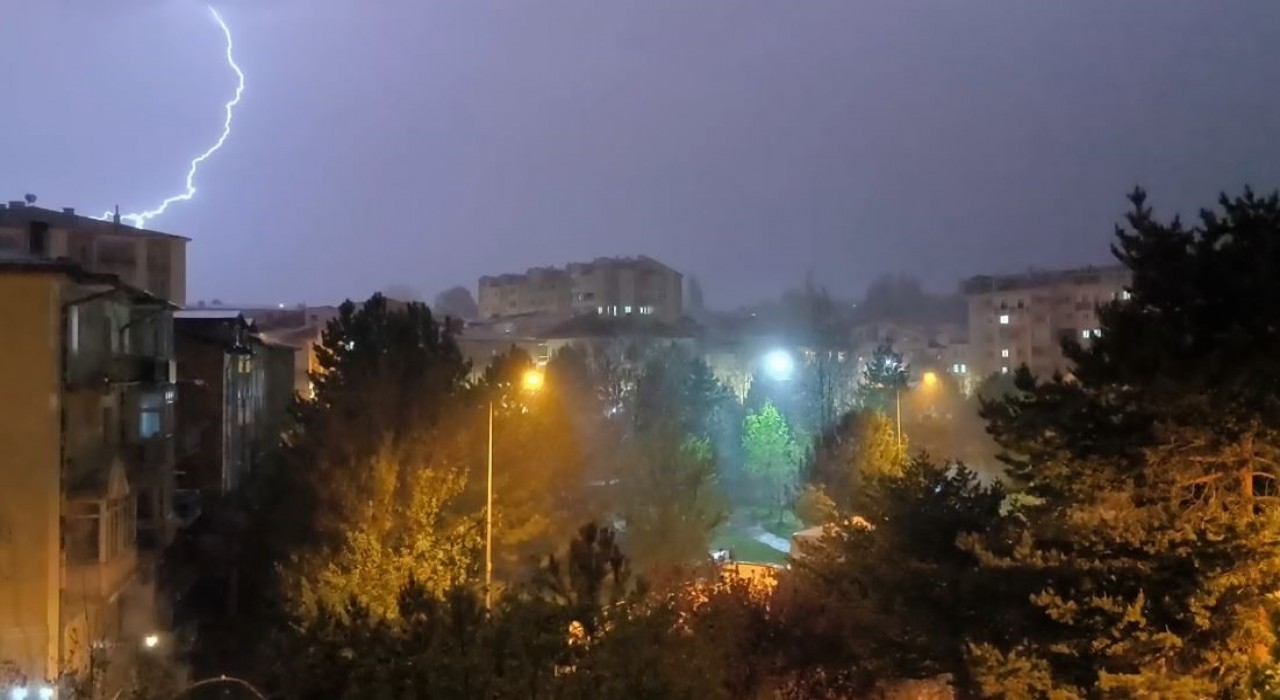 Sivasta şimşekler geceyi aydınlattı